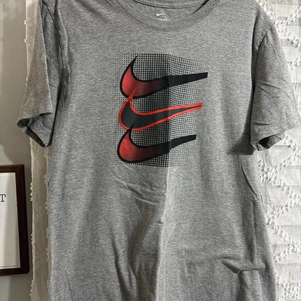 Nike‎ Mens Triple Swoosh Graphic Tee Heather Grey Red Black AR5006-063 Large